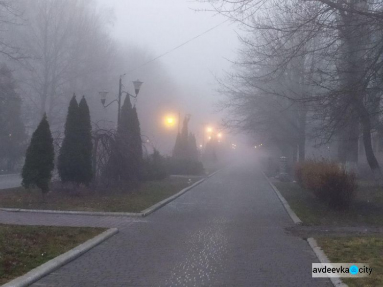 Авдеевку накрыл густой туман: видимость на дорогах предельно низкая (ФОТОФАКТ)