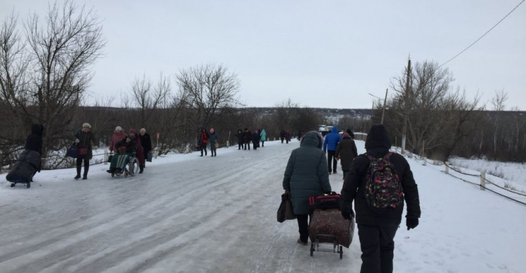 Донбасские КПВВ: большие очереди и много смертей