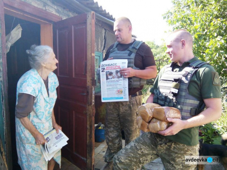 Представители Cimic Avdeevka развезли помощь, заменили флаг и получили творческие наборы (ФОТО)