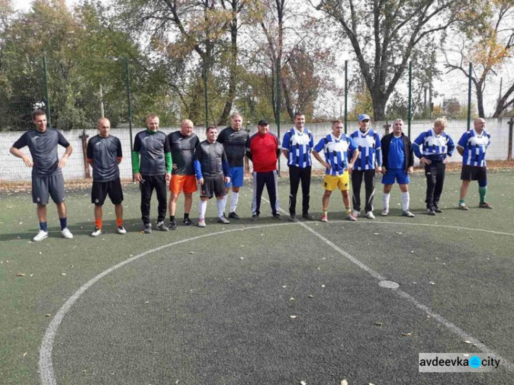 Авдеевские ветераны футбола провели матч памяти тренера Бориса Симонова