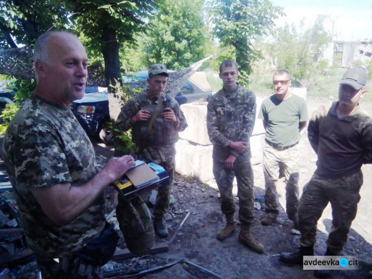 На позициях ОС у Авдеевки читали стихи (ФОТО)