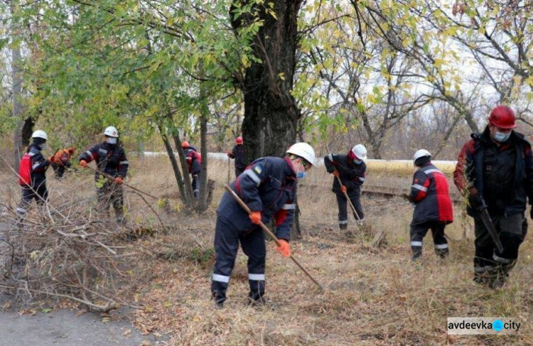 В Авдеевке работники АКХЗ наводят порядок на главной автомагистрали города