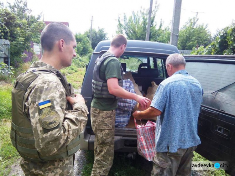 Авдеевские "Симики" доставили жителям прифронтовых сел воду, хлеб и врачей (ФОТО)