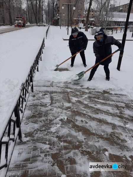 В Авдеевке выпал снег (ФОТОФАКТ)