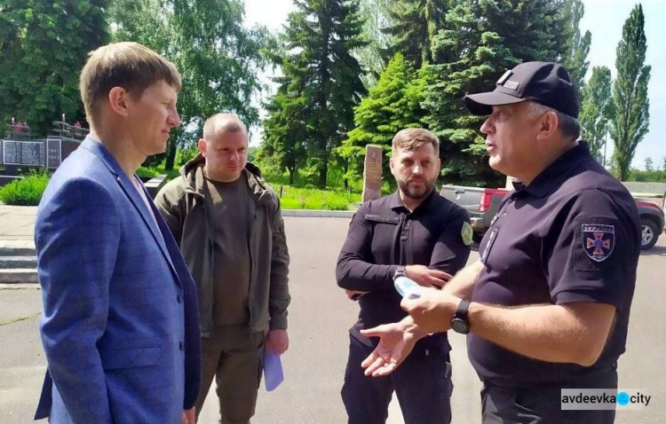 В Авдіївці рятувальникам ДСНС за допомогу у відновлюванні пошкоджених обстрілами будинків вручили грамоти і нагороди