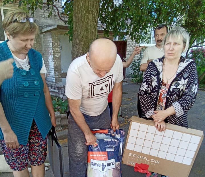 Учасник «Голосу країни» Стас Корольов з Авдіївки передав землякам допомогу