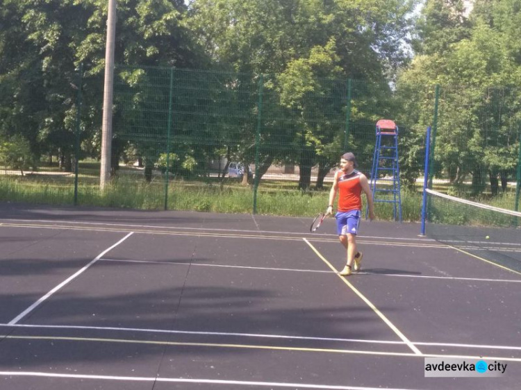 В Авдеевке проходит городской турнир по теннису: имена победительниц известны, мужчинам предстоят заключительные игры (ФОТО)