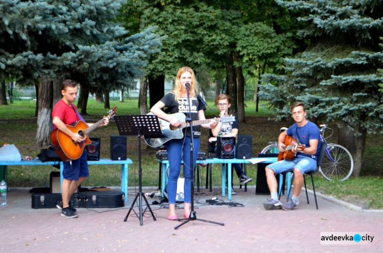 В Авдеевке состоялся музыкально-книжный вечер: фоторепортаж