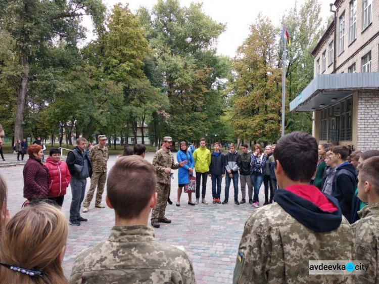 Защитники Авдеевки получили медикаменты, авдеевские школьники - тренировку, а жители прифронтовых поселков - хлеб