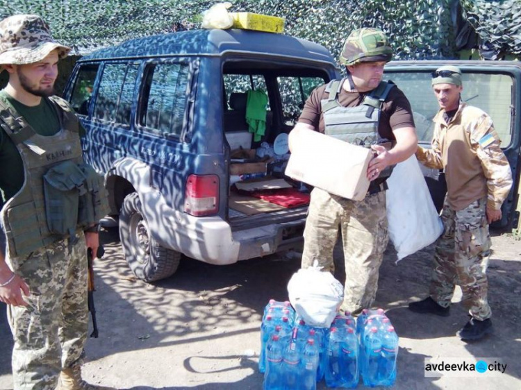 Бочка, пирожки, сало и огурцы добрались до защитников Авдеевки (ФОТО)