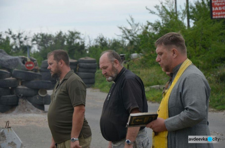 Полковник, полк и священнослужители навестили мемориал в авдеевской промзоне (ФОТО)