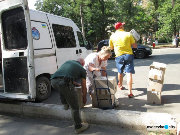 "Симики" помогли доставить  в прифронтовую зону гуманитарку, воду и прессу (ФОТО)