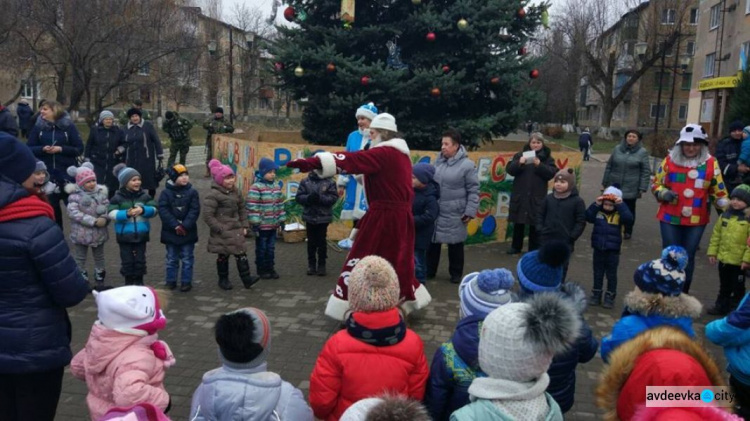 В прифронтовой Авдеевке рождественская елка зажгла огни (ФОТО)