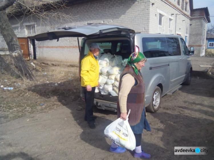 Офицеры группы Cimic Avdeevka развозили продукты, радовали детей и помогали с водными работами