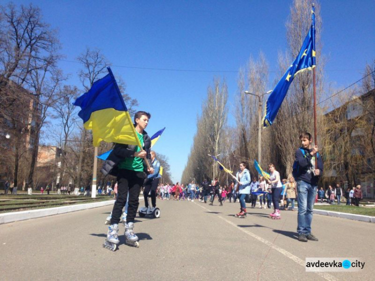 Авдеевцы поют и танцуют с самого утра: фоторепортаж