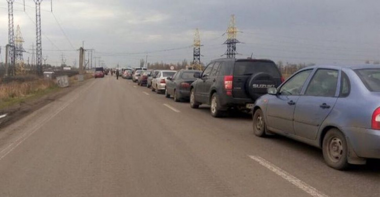 Сводка с КПВВ: огромные очереди и взятка у «Марьинки», задержание в «Майорске»