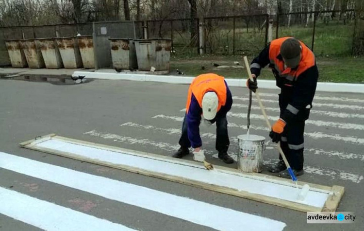 В Авдіївці почали оновлювати розмітку пішохідних переходів