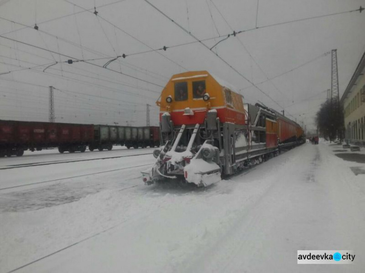 Железнодорожники Донбасса вступили в бой со стихией: опубликованы фото