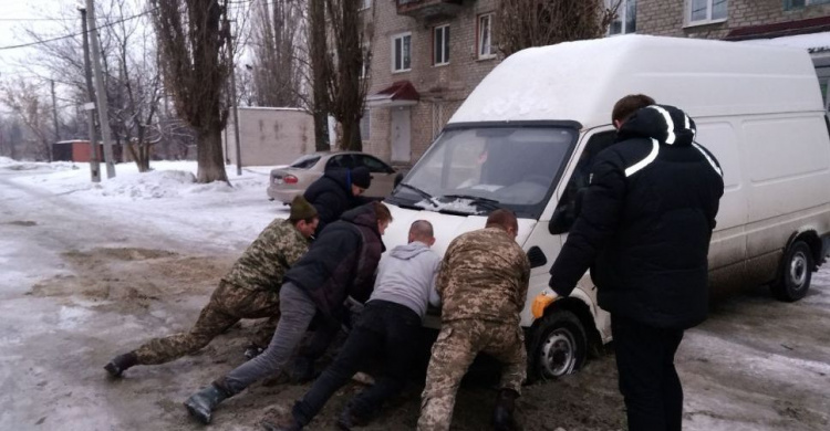 В Авдеевке “всем миром” вызволяли автомобиль из ямы (ФОТОФАКТ)