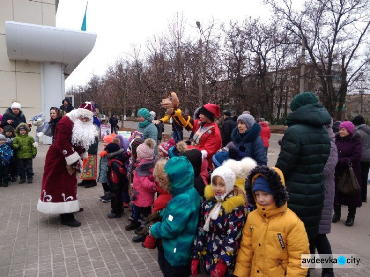 “Ёлочка, гори!”: в Авдеевке торжественно открыли главную городскую елку (ФОТО)