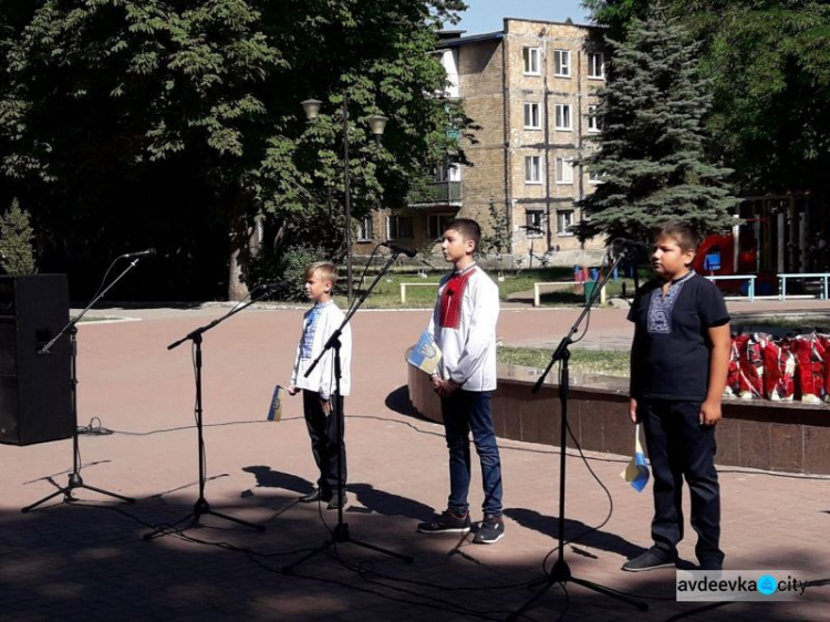 В Авдіївці співали, танцювали, нагороджували та віддавали шану захисникам: фотозвіт