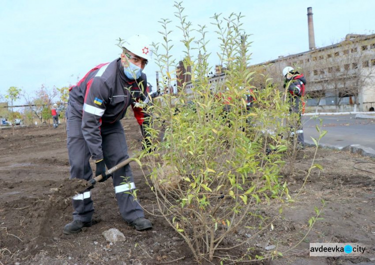 В преддверии 57-летия АКХЗ на территории предприятия появился новый сквер