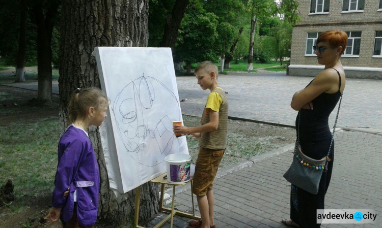 Авдеевский бульвар превратился в мастерскую юных художников (ФОТОФАКТ)