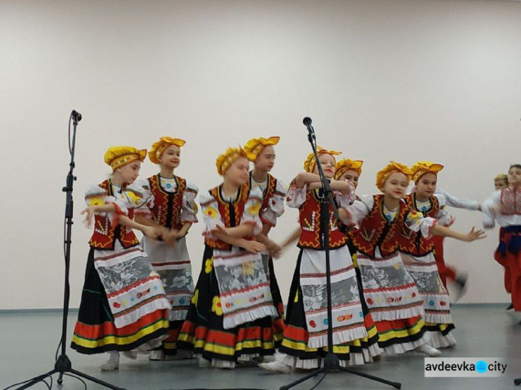 В Авдеевке женщины получили музыкальные и сладкие подарки (ФОТО)