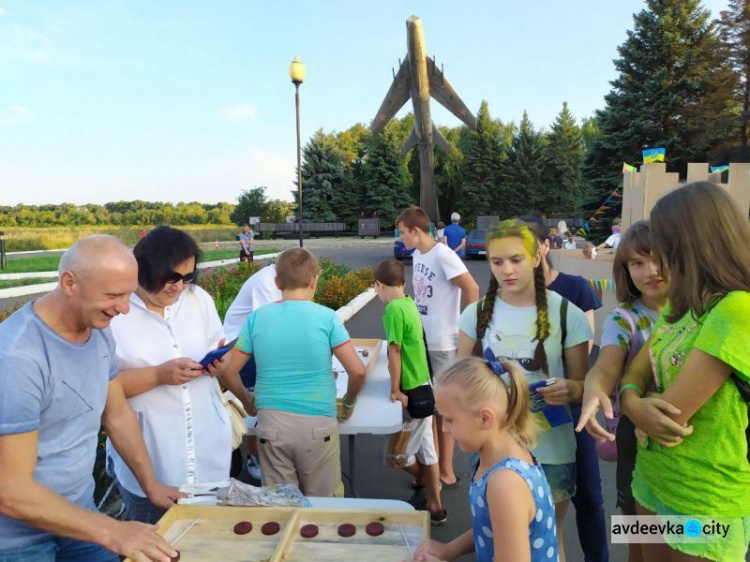 День независимости в Авдеевке: награждения, метания красок и концерт (ФОТОРЕПОРТАЖ)