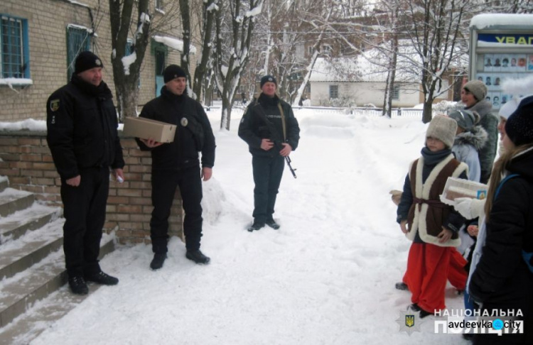 К полицейским Авдеевки пришли колядники (ФОТО)