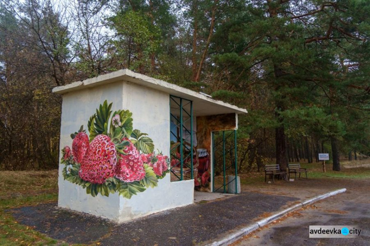 Переселенцы превратили остановки в  одном из поселков  Донетчины в произведения искусства (ФОТО)