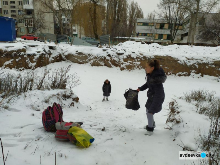 Авдеевская детвора обустроила себе досуг в строительном котловане (ФОТОФАКТ)