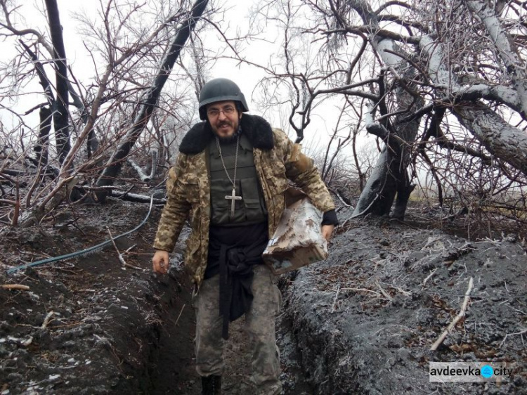 Военный капеллан у Авдеевки пел колядки и раздавал «звездные пряники»