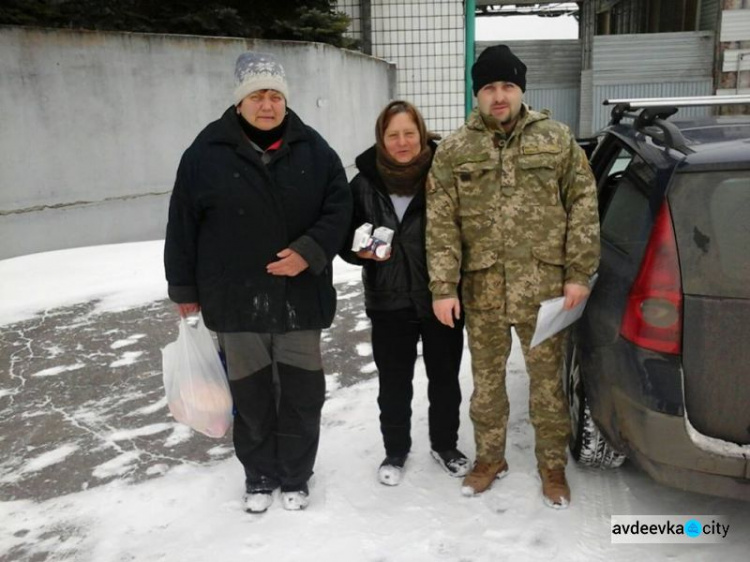 Малообеспеченным семьям и пенсионерам в старой Авдеевке доставили продуктовые наборы и лекарства (ФОТО)