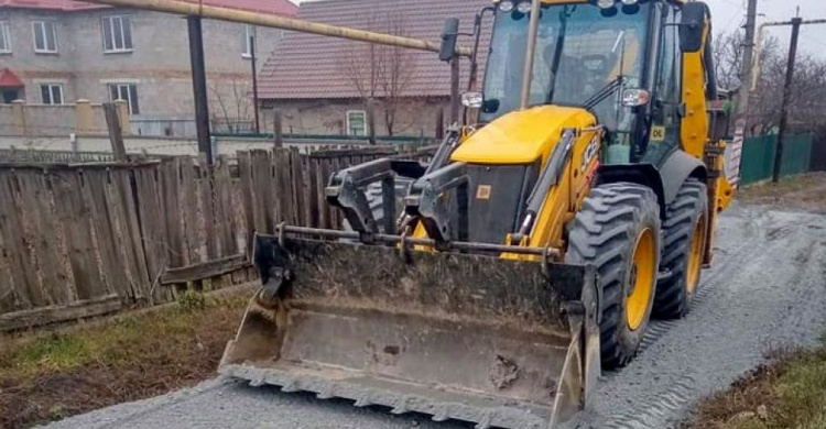 В Авдіївці продовжують відсипання грунтових доріг у приватному секторі міста