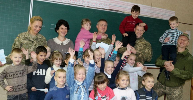 «Симики» порадовали авдеевских первоклассников (ФОТО + ВИДЕО)