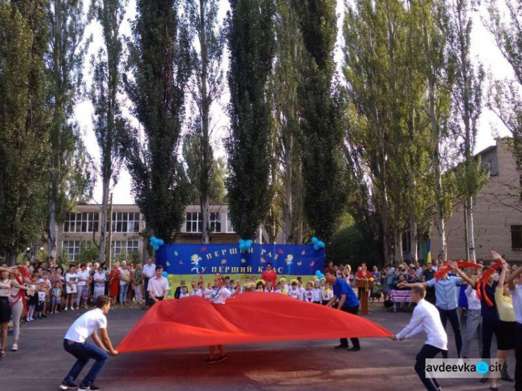 Фоторепортаж: День знаний в Авдеевке - вышиванки, юбилей, улыбки и слёзы