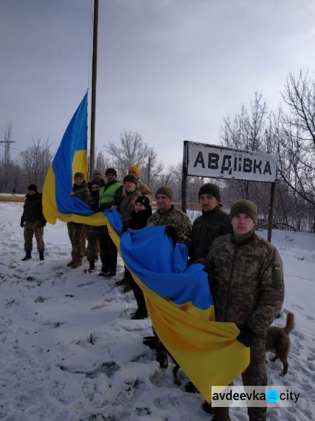 На въезде в Авдеевку реет восьмиметровый флаг Украины (ФОТО) 