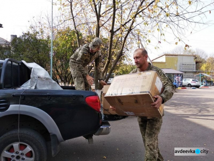 Продукты, одежду, материалы для укрытий и печатную продукцию развезли авдеевские «симики»