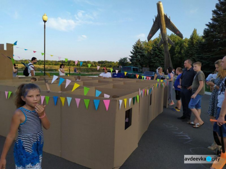 День независимости в Авдеевке: награждения, метания красок и концерт (ФОТОРЕПОРТАЖ)