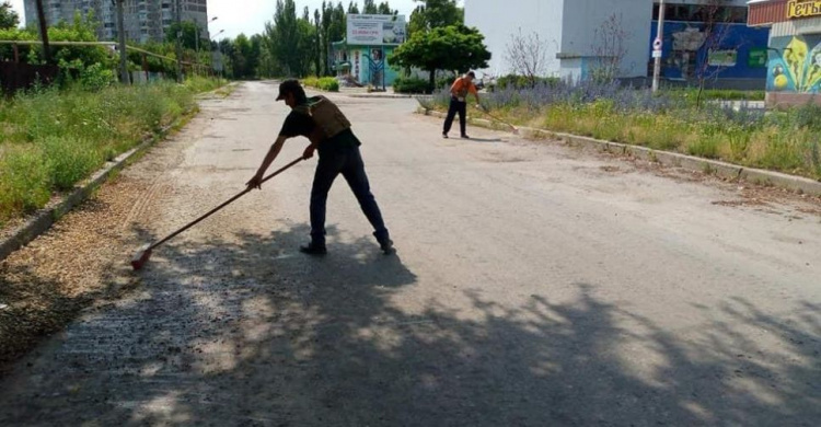 Авдіївські комунальники продовжують ліквідувати наслідки обстрілів на території міста