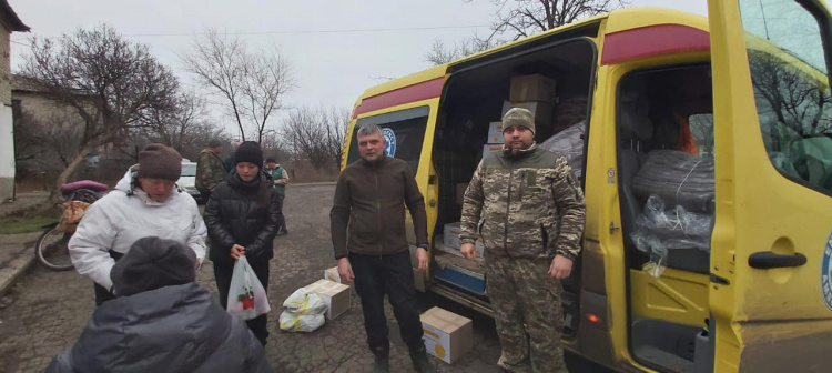 В канун Новорічних свят переселенці з Авдіївки отримали продукти і теплі ковдри