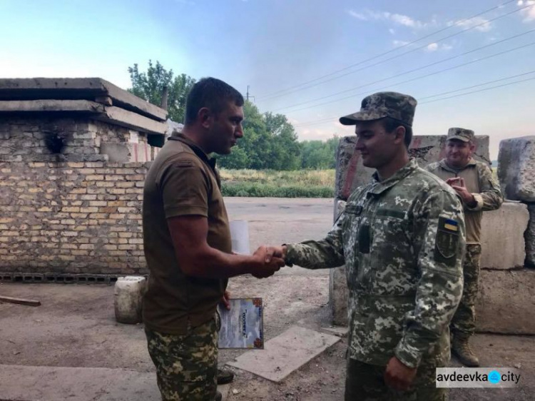 Награждены военнослужащие, задержавшие на блокпосту около Авдеевки подозреваемого в убийстве (ФОТО)