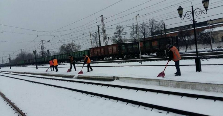 Железнодорожники Донбасса вступили в бой со стихией: опубликованы фото