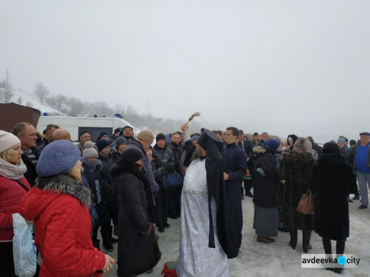 Прифронтовая Авдеевка празднует Крещение (ФОТОРЕПОРТАЖ)