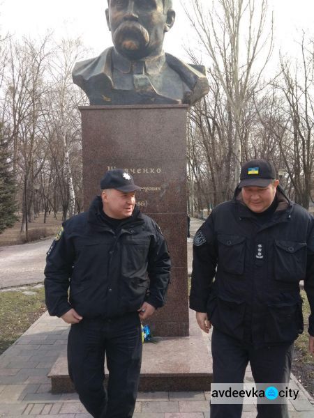 Авдіївські правоохоронці влаштували поетичний флешмоб до дня народження великого Кобзаря (ФОТО+ВІДЕО)