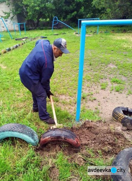 В Авдіївці триває екологічна акція по вилученню з території міста старих автомобільних шин 