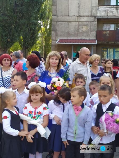 Первый звонок в авдеевских школах: торжественные линейки, шары и награждения (ФОТО)