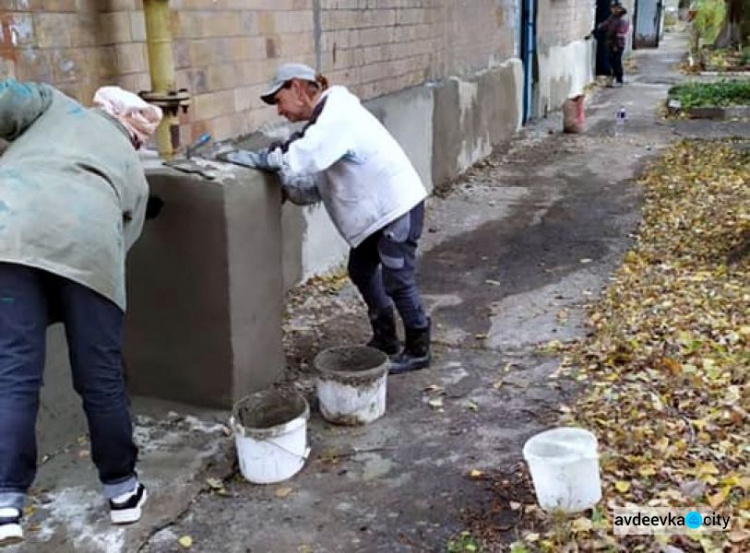 Коммунальщики Авдеевки готовят жилой фонд к зиме