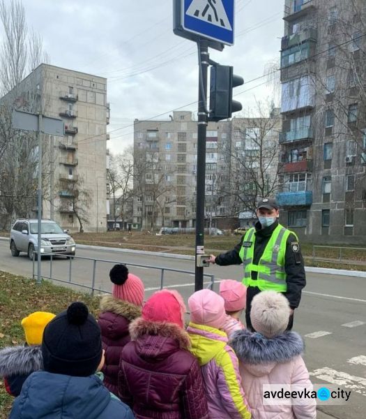 В Авдіївці поліцейські проводять уроки дорожньої безпеки для дітей